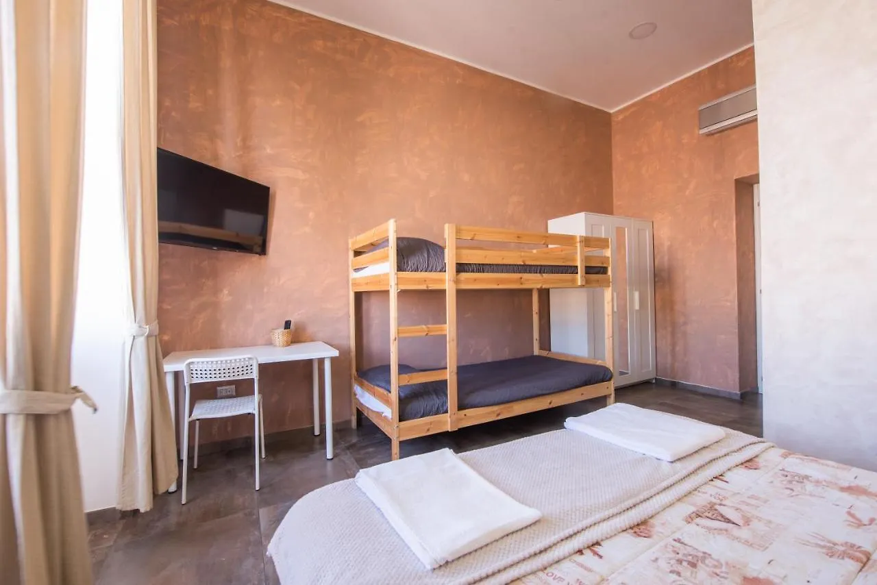 Le Cugine Rooms Naples 0*,  Italy
